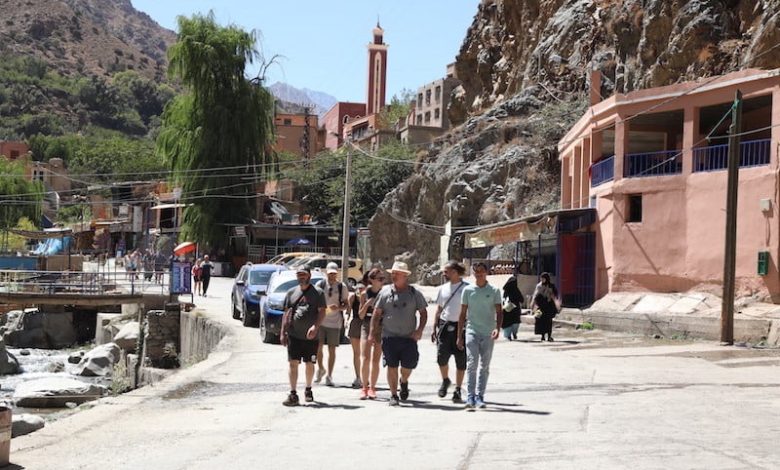 مهنيو الإرشاد السياحي في المغرب يحذرون من تفشي الابتزازات والنصب مهنيو الإرشاد السياحي في المغرب يحذرون من تفشي الابتزازات والنصب