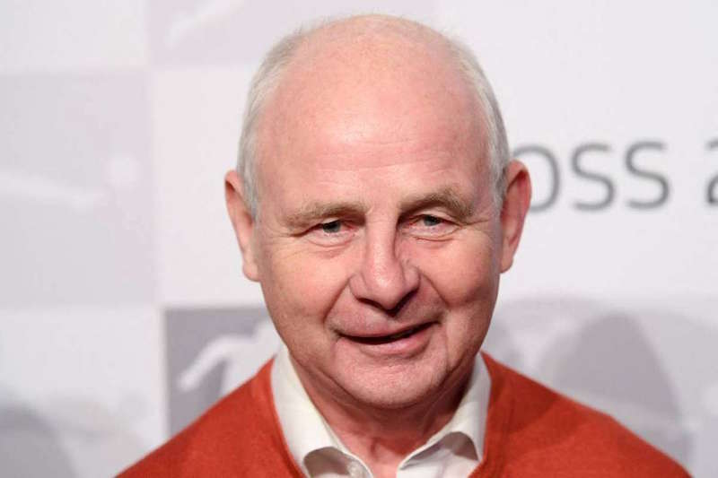 نادي أيتراخت الألماني ينعى هولسنباين