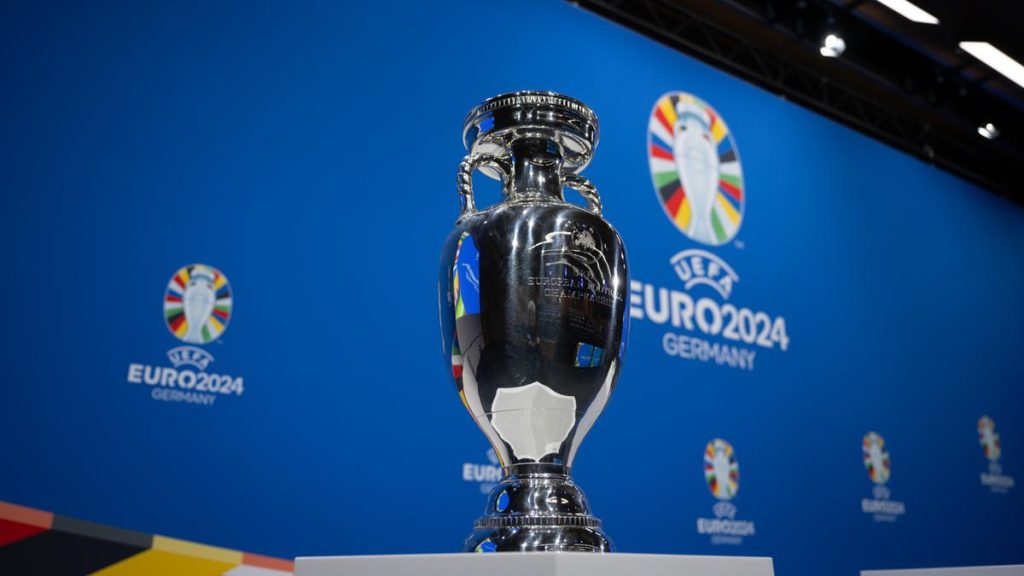 "يويفا" يتجه لزيادة عدد لاعبي اليورو