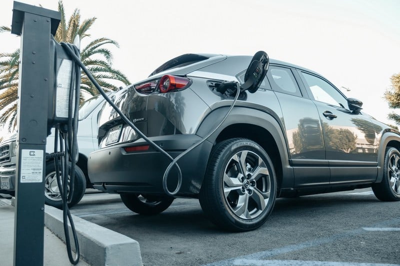 التكلفة المالية وثقافة الاستهلاك تبعدان المغاربة عن اقتناء السيارات الكهربائية