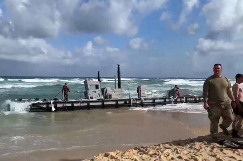 سفن أمريكية تجنح وسط الأمواج بغزة