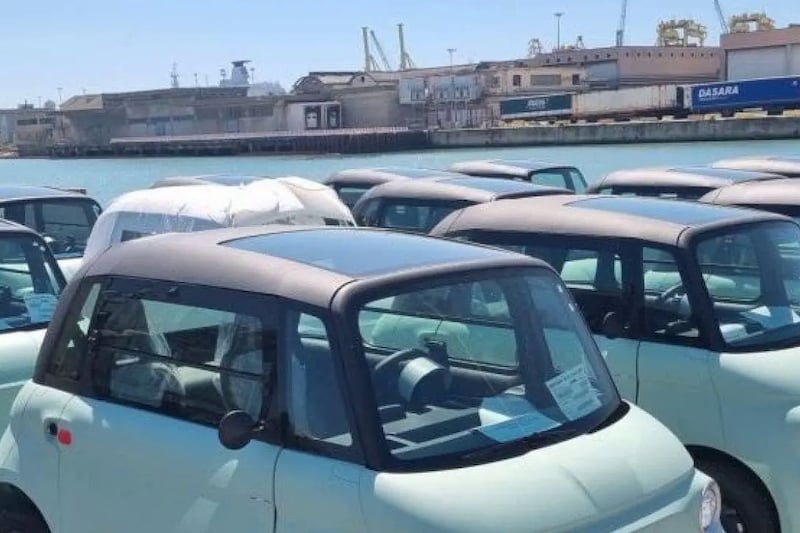 سيارات مغربية تزيل الراية الإيطالية سيارات مغربية تزيل الراية الإيطالية