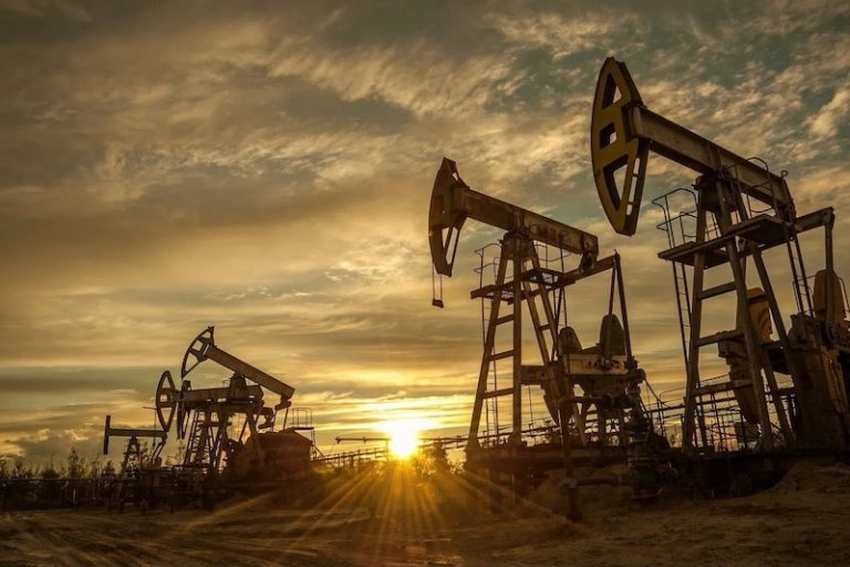 أسعار النفط العالمية تعود إلى الارتفاع