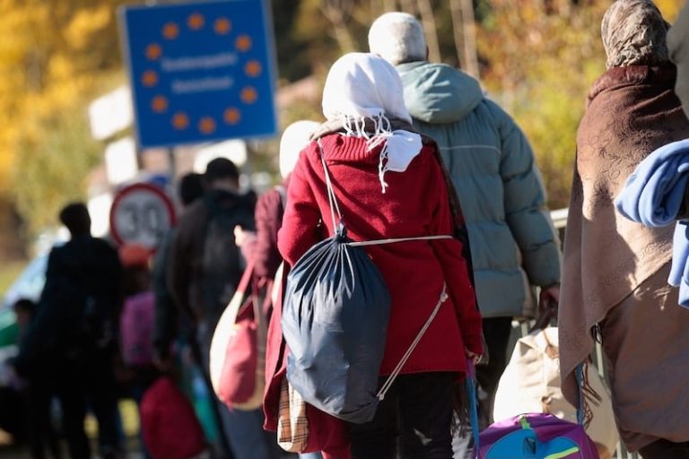 أوروبا تريد حلولاً جديدة لنقل المهاجرين