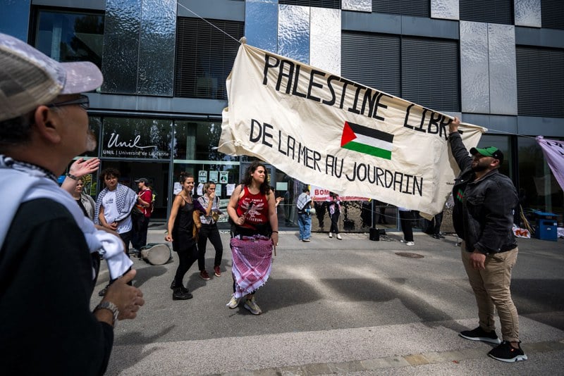 الشرطة السويسرية تفض اعتصاما طلابيا الشرطة السويسرية تفض اعتصاما طلابيا