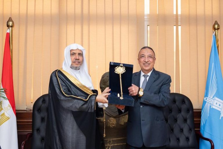 العيسى يتسلَّم مفتاح محافظة الإسكندرية