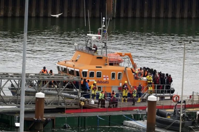 بريطانيا ترحّل أول طالب لجوء إلى رواندا