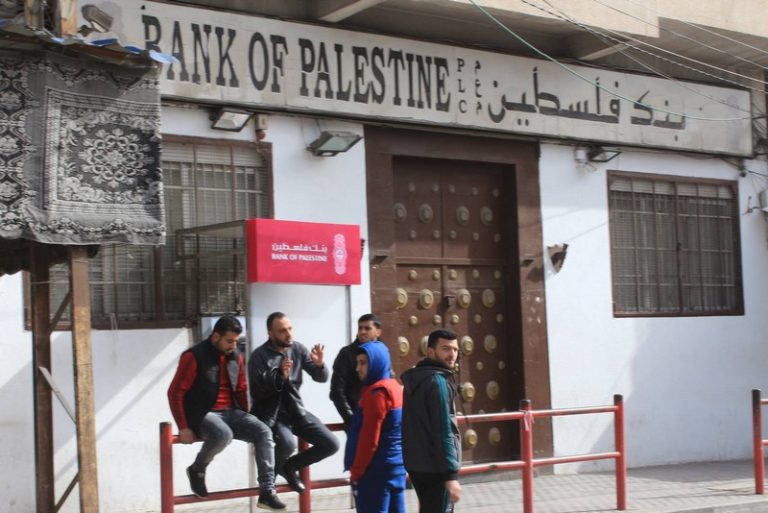 "بنك فلسطين" يتعرض للنهب بقطاع غزة