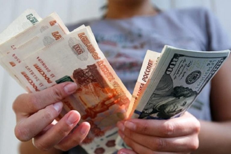 تراجع صرف الدولار واليورو بموسكو