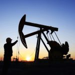 تقلص مخزونات الخام يرفع أسعار النفط