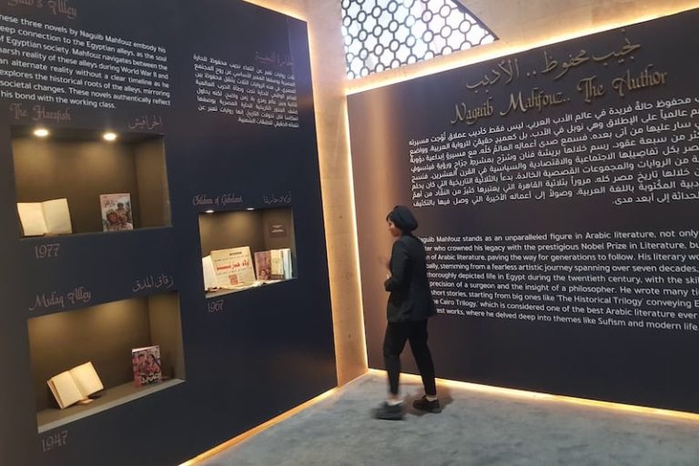 حارة نجيب محفوظ.. معرض أبوظبي للكتاب يحتفي بـ"عميد الرواية العربية"