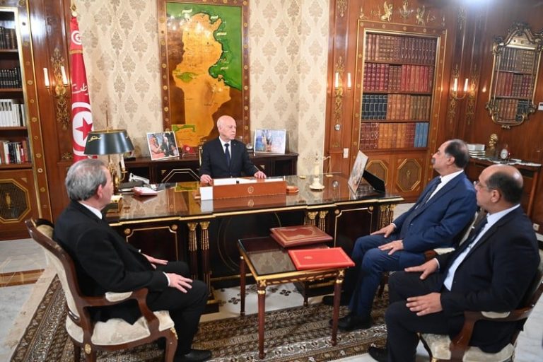 رئيس تونس يجري تعديلا حكوميا مفائجا