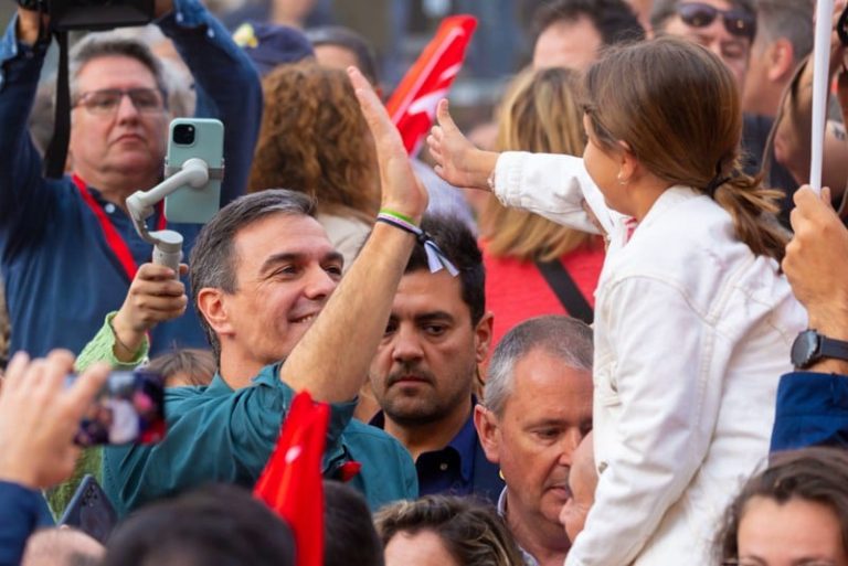 سانشيز يحرم الأحزاب الانفصالية من الأغلبية البرلمانية الإقليمية في كاتالونيا