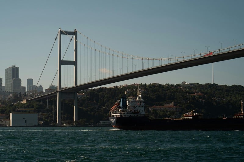 سفينة جانحة تغادر "مضيق البوسفور"