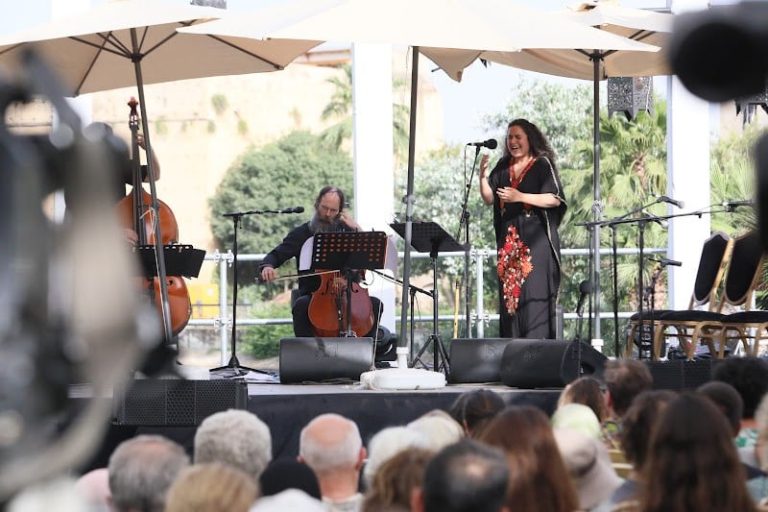 عازفة تسافر بجمهور فاس في رحلة شفاء