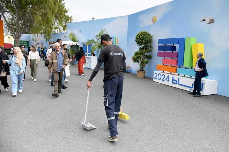 "عامل النظافة".. يد سخية وجندي مجهول في المعرض الدولي للنشر والكتاب