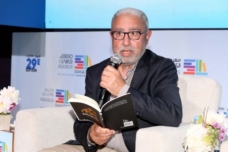 محمد الأشعري يستند على "جدران مائلة"
