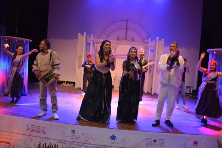 مسرحية "الفيشطة"’ تنال الإشادة بأزيلال