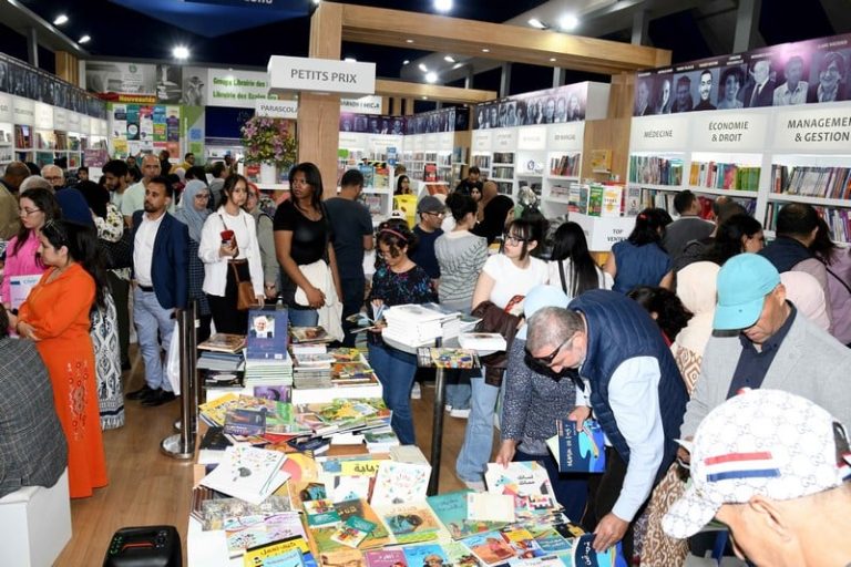 معرض الكتاب يجذب 316 ألف شخص