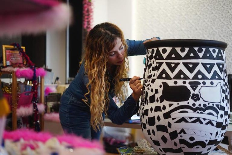 معرض يستقبل لوحات الفنانة الزرقاني