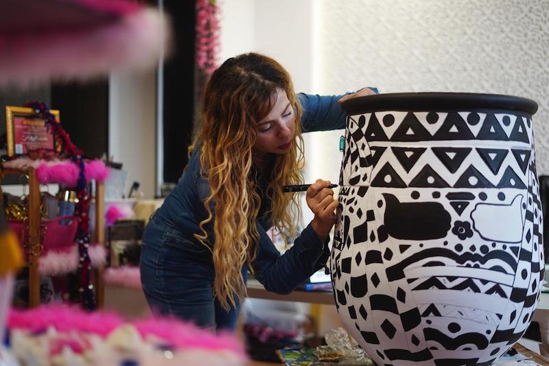 معرض يستقبل لوحات الفنانة الزرقاني