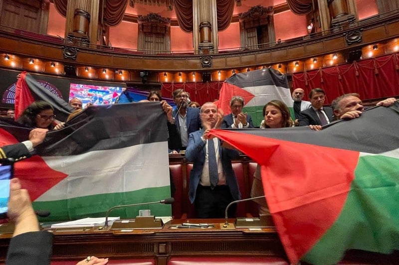 نواب يرفعون علم فلسطين بفرنسا وإيطاليا