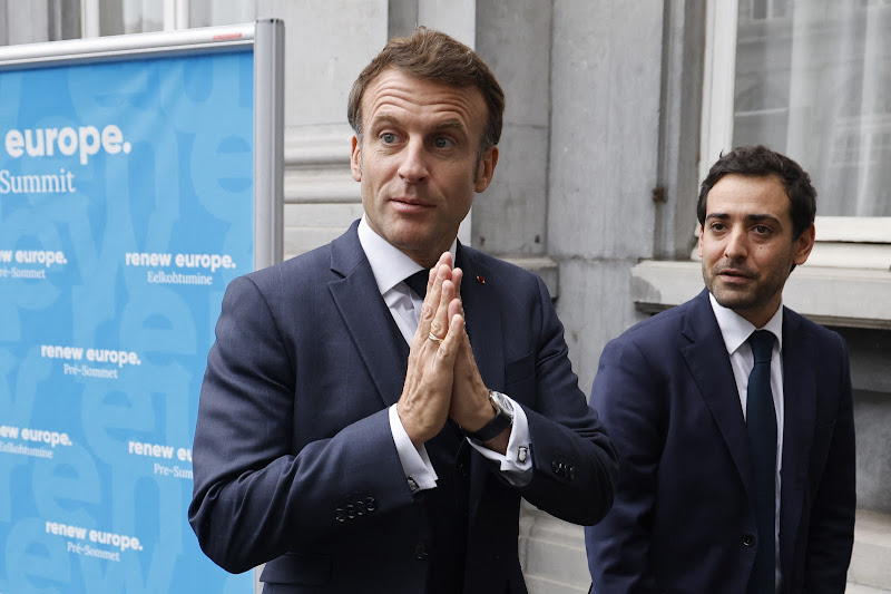 ماكرون يتمسك بإكمال الفترة الرئاسية