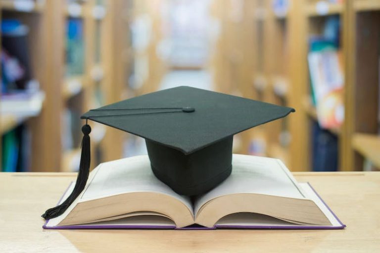 أطروحة تناقش أثر القيم في المناهج