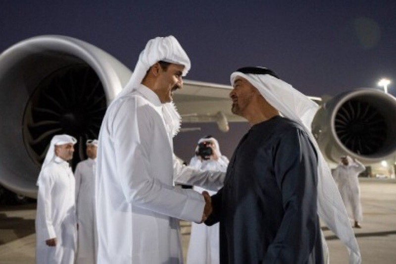 أمير قطر يصل إلى العاصمة الإماراتية