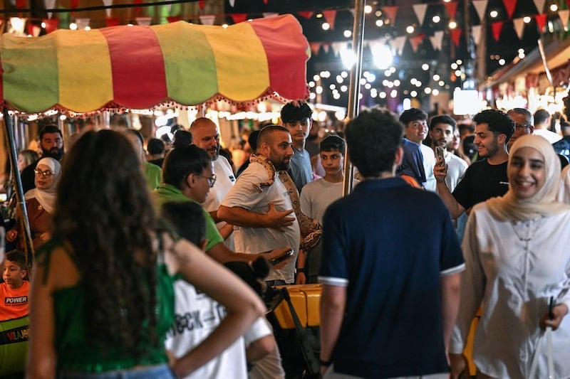 إيقاع الحياة في لبنان يتجاهل إسرائيل