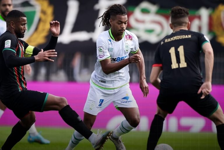 الرجاء والجيش يوزعان تذاكر النهائي