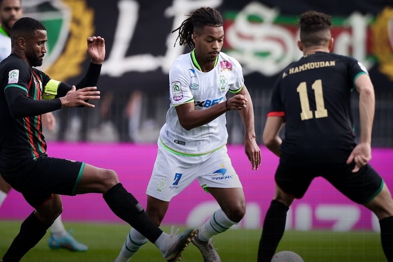 الرجاء والجيش يوزعان تذاكر النهائي