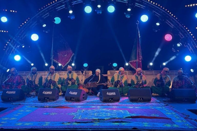 "المعلّم" المراكشي مصطفى باقبو يكرس الريادة في "مهرجان كناوة" بالصويرة