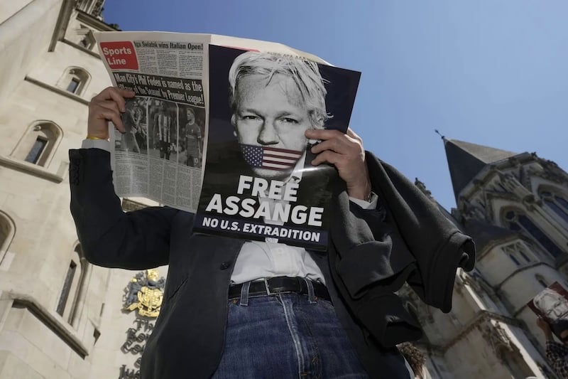 جوليان أسانج .. الباحث عن "الأهداف الحقيقية للحروب" يتنفس هواء الحرية