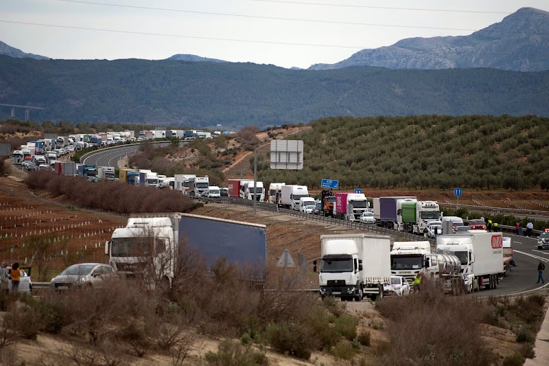 حراك جديد للمزارعين الأوروبيين بطعم سياسي يستنفر المصدرين والناقلين المغاربة