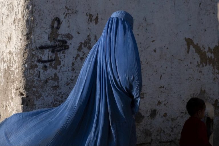 سيطرة "حركة طالبان" على الحكم تحول حياة الأفغانيات إلى جحيم لا يطاق