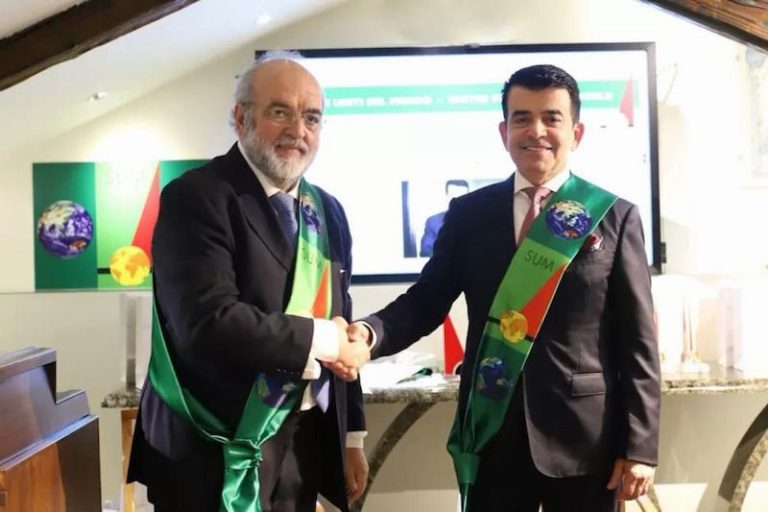 مدير "إيسيسكو" يحصد جوائز دولية