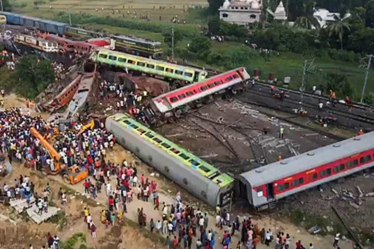 مقتل 5 أشخاص في تصادم قطارين بالهند