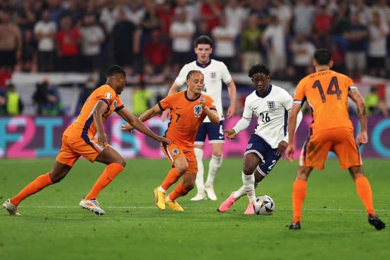 "الأسود الثلاثة" يعاقبون "منتخب الطواحين" ويصلون إلى نهائي كأس أوروبا