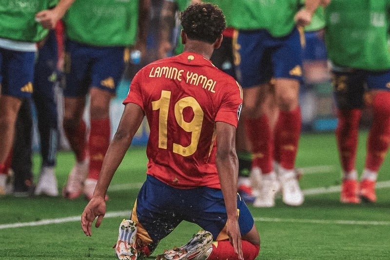 "الهجرة ليست حثالة" .. لامين يامال يُشْهر "الرمز 304" في وجه العنصرية