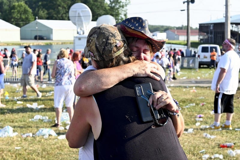 صدمة في "ميلووكي" .. أنصار ترامب يلمحون إلى المؤامرة بعد محاولة الاغتيال صدمة في "ميلووكي" .. أنصار ترامب يلمحون إلى المؤامرة بعد محاولة الاغتيال