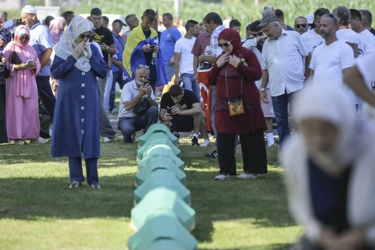 آلاف المسلمين بالبوسنة يخلدون ذكرى الإبادة الجماعية في "مجزرة سريبرينتسا"