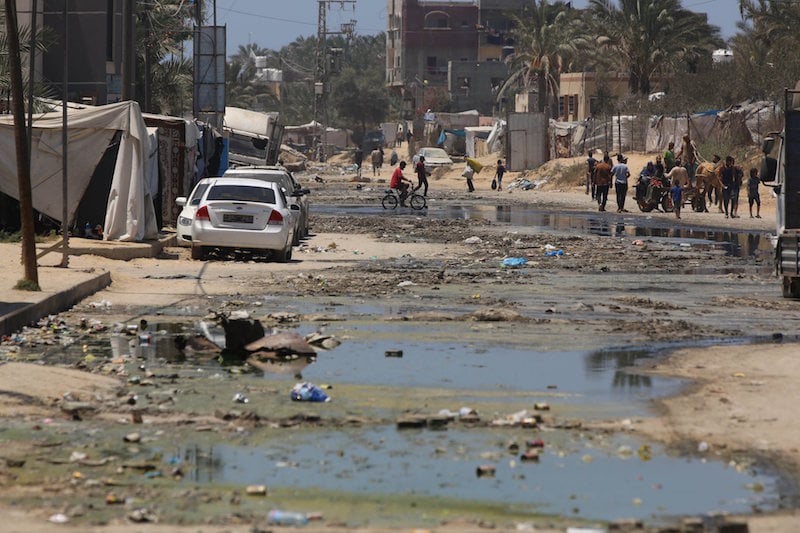 الأزمة الصحية في قطاع غزة.. شلل أطفال ومياه ملوثة ومستشفيات مكتظة الأزمة الصحية في قطاع غزة.. شلل أطفال ومياه ملوثة ومستشفيات مكتظة