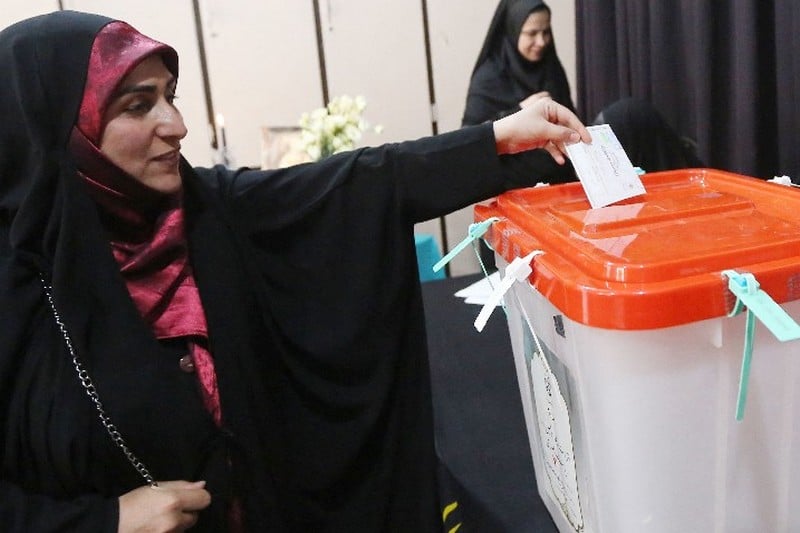 الإيرانيون يختارون بين بيزشكيان وجليلي الإيرانيون يختارون بين بيزشكيان وجليلي