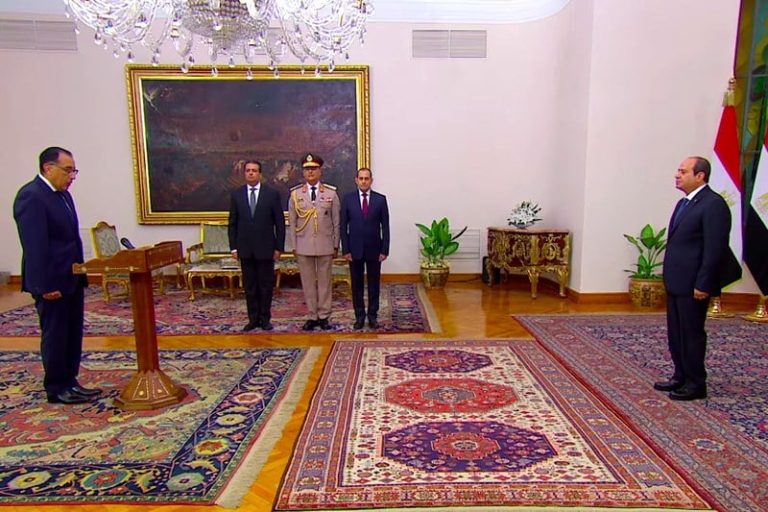 الحكومة الجديدة تؤدي اليمين في مصر