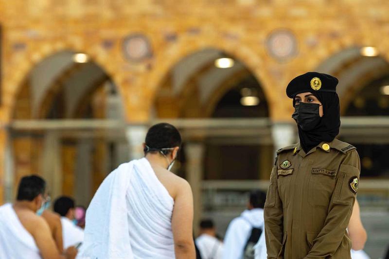 السعودية تشن توقيفات في 7 وزارات