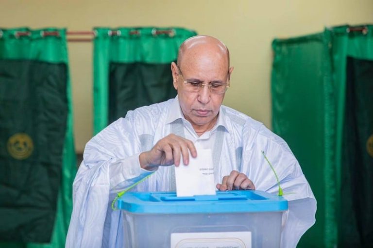 الغزواني يتصدر اقتراع الرئاسة بموريتانيا .. والخصم الرئيسي يبدأ في التشكيك