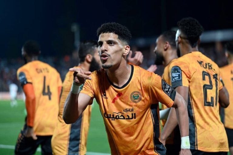 الفحلي يوقع للجيش الملكي لـ3 مواسم