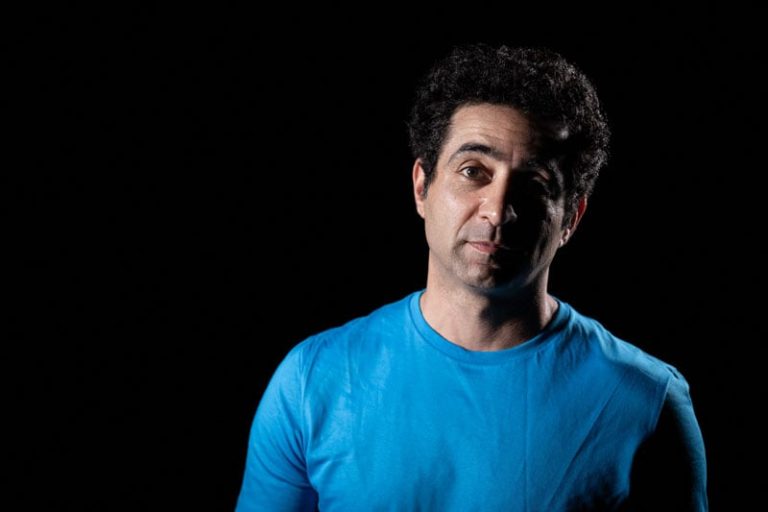 المسرحي فواز يعيد النظر في الإنسانية