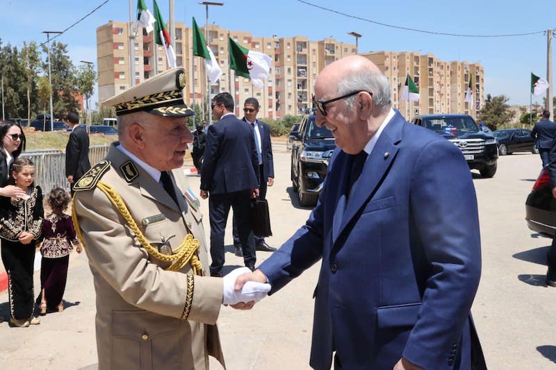 تبون يقلد شنقريحة "وسام الشجاعة" تبون يقلد شنقريحة "وسام الشجاعة"